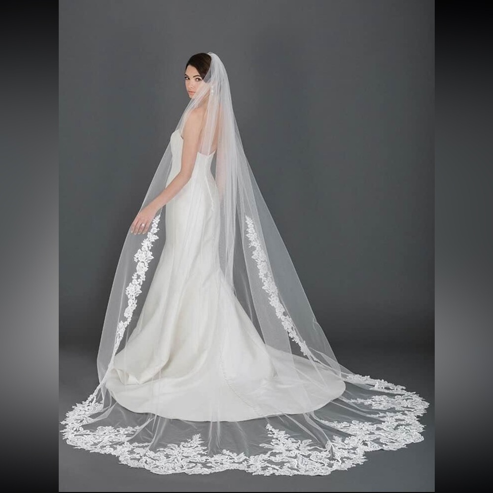 Elegant White Lace Bridal Veil
